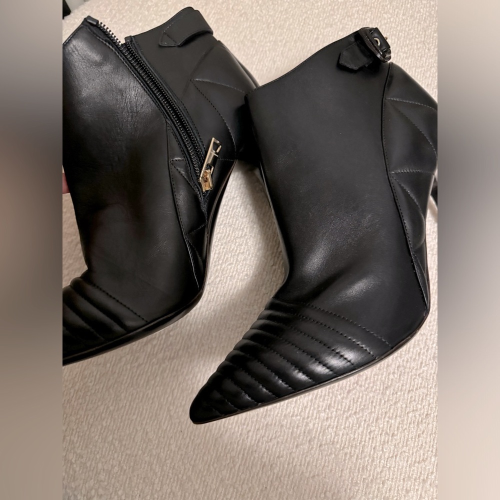 NWOB Burberry booties , new size 40 eu fits a size 9 us